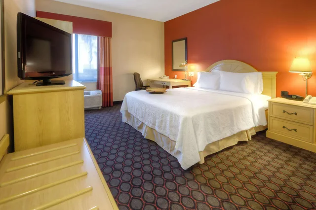 غرفة بسرير كينج مع أريكة، Hampton Inn Fremont 2/10