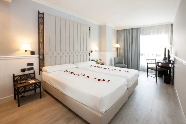 غرفة قياسية بسريرين منفصلين بإطلالة على المدينة بحمام خاص، Hotel Gran Via Logroño 1/6