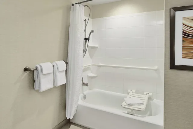 غرفة بسرير كينج مع أريكة لذوي الإعاقة، Courtyard By Marriott Shreveport Bossier Louisiana Boardwalk 4/6