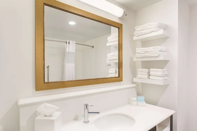 غرفة بسريرين كوين بإطلالة، Hampton Inn & Suites Newport-Cincinnati 2/2