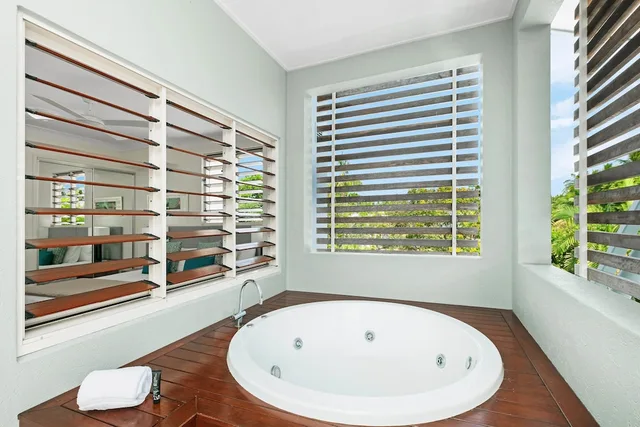 غرفة بسرير كينج وسريرين منفصلين بغرفتي نوم، Mantra Aqueous Port Douglas 6/7