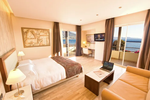 Executive, Suite, Double Bed, Sea View, Sofa, Pharae Palace 1/3