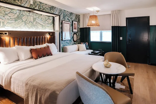 Escape, 2 Queen Beds، Tidewater Inn 2/4
