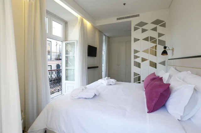 Superior, Twin Beds, Street View، Hotel Lis Baixa 3/5
