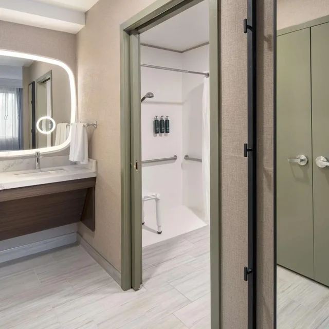 جناح بسرير كينج بغرفة نوم واحدة مع أريكة لذوي الإعاقة، DoubleTree Suites by Hilton Hotel Mt. Laurel 8/9