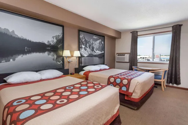 Efficiency, Queen Bed، Super 8 By Wyndham Medicine Hat Ab 1/1