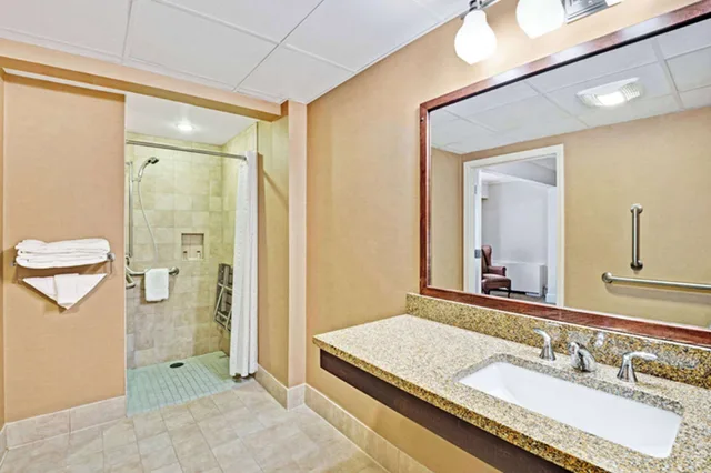 جناح، Ramada by Wyndham Seekonk Providence Area 2/2