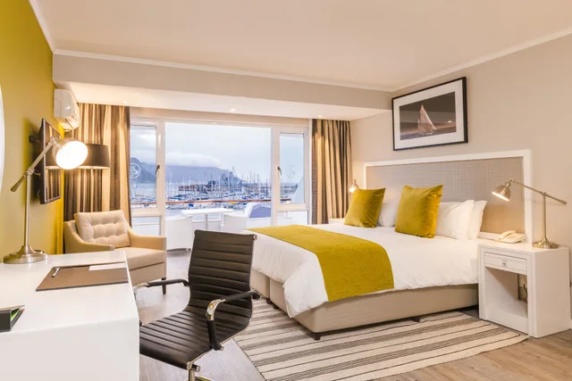 غرفة قياسية بسريرين منفصلين بشرفة، Simon's Town Quayside Hotel 4/7