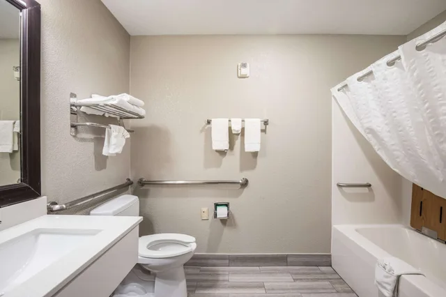 جناح بسرير كينج مع أريكة، Quality Inn & Suites Lodi I-90 2/2