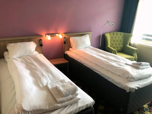 غرفة بسريرين منفصلين بإطلالة على البحيرة، First Hotel Raftewold 3/7