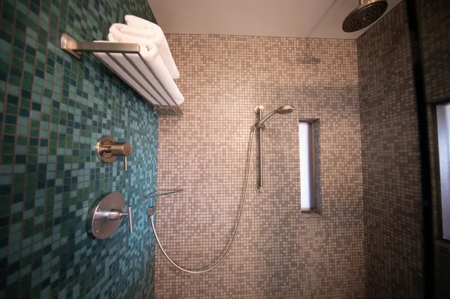 Design, 2 Queen Beds، Modern Hotel And Bar 5/5