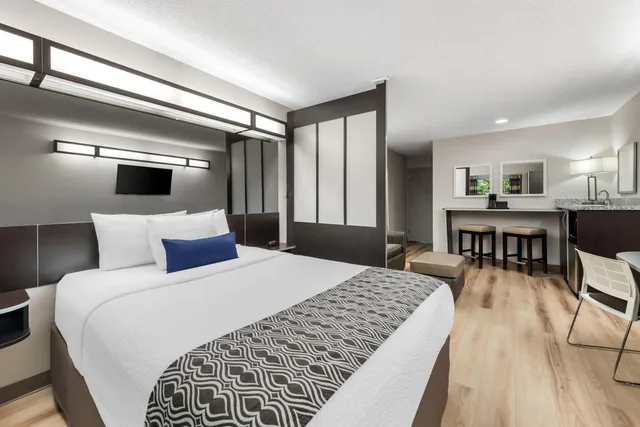 جناح بسرير كوين مع أريكة، Microtel Inn & Suites by Wyndham Greenville / Woodruff Rd 1/7