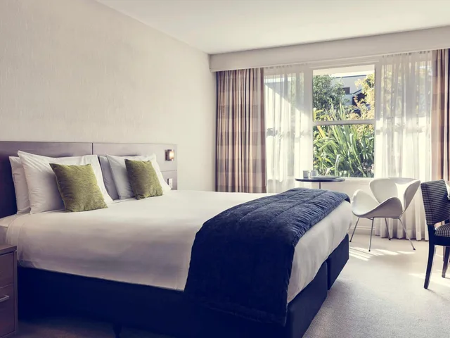 غرفة قياسية بسرير كينج بإطلالة على الحديقة، Movenpick Queenstown 2/5