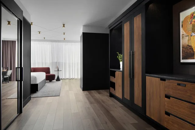 غرفة كبيرة بسرير كينج مع دخول الصالة، Renaissance Milwaukee West Hotel 5/10