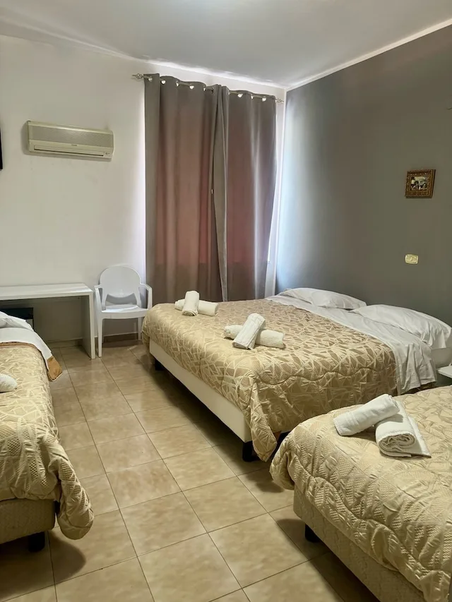 غرفة ديلوكس رباعية بسرير مزدوج وسريرين منفصلين، Hotel Santuario Pompei 1/7