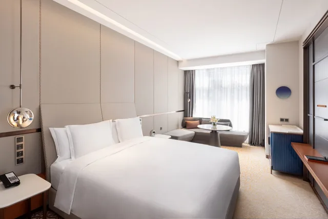 غرفة قياسية بسرير كينج، Crowne Plaza Qingdao Jinshui 1/3