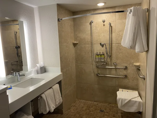 غرفة قياسية بسريرين مزدوجين بإطلالة على الجبل، Holiday Inn Express Hotel and Suites Albuquerque Historic Old Town 5/8