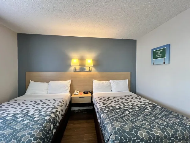 غرفة قياسية بسريرين مزدوجين يُسمح فيها بالحيوانات الأليفة، Econo Lodge Calgary Motel Village 1/10