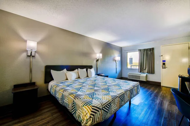 غرفة بسرير كينج لذوي الإعاقة، Red Roof Inn Birmingham - Highway 280 2/7