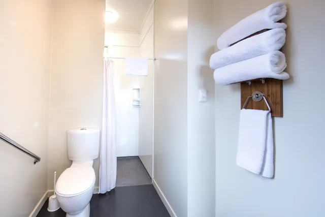 شقة عائلية بسرير كينج وسريرين فرديين بغرفتي نوم، Tower Lodge Motel 2/3
