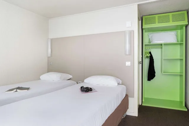 Standard, Twin Beds, CAMPANILE MORANGIS - ORLY 3/3