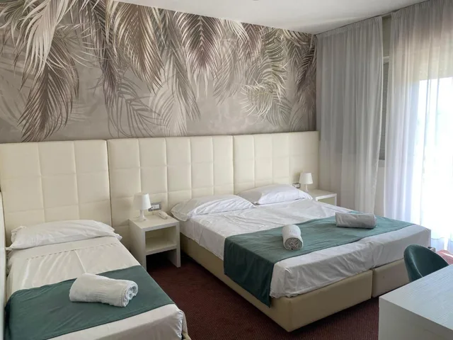 غرفة ثلاثية، Hotel Eros 9/10