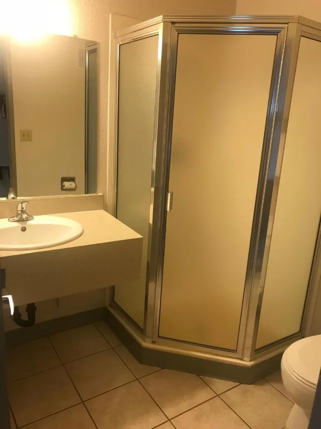 Room, Queen Bed, Accessible, Howard Johnson By Wyndham Salem 3/3