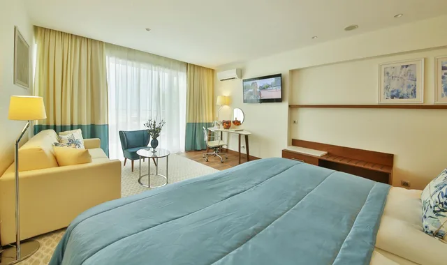 غرفة ديلوكس بسريرين منفصلين بإطلالة على البحر، Maritim Hotel Paradise Blue Albena 1/3