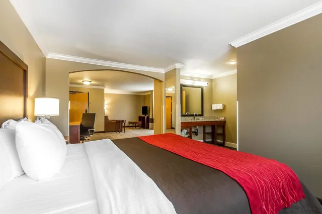 جناح بسرير كينج مع أريكة، Comfort Inn & Suites Redwood Country 1/4