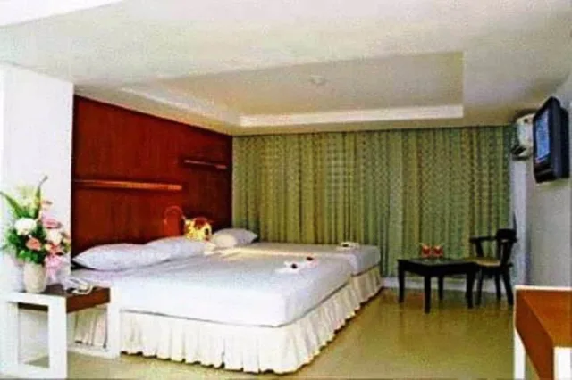 غرفة بريميوم ثلاثية بسرير مزدوج وسرير فردي، KHURANA INN 2/5