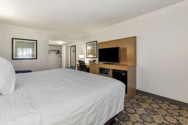 Standard, King Bed, Courtyard View, Best Western Palm Beach Lakes 3/8