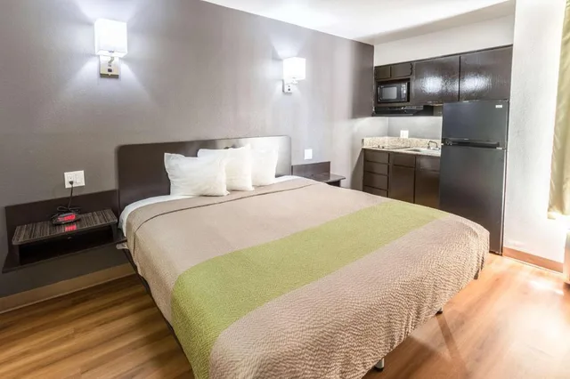 غرفة بسرير كينج بمطبخ، Studio6 Arlington, TX 6/10