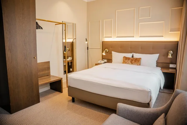 غرفة بسرير كينج وسرير كوين، Parkhotel Kurhaus Bad Kreuznach 8/10