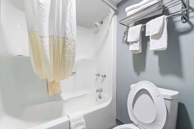 غرفة قياسية بسرير كينج، Econo Lodge Kennett 4/5