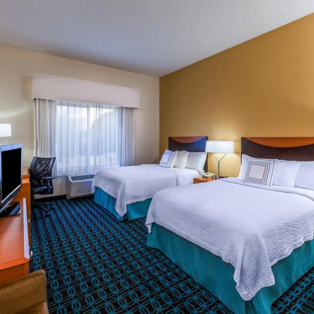 غرفة كبيرة بسرير كوين، Fairfield Inn Suites Houston Intercontinental Airport 3/5