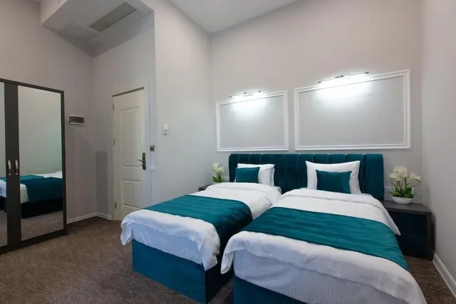 غرفة عائلية بسرير كوين وسريرين منفصلين، Royal Inn Hotel Tbilisi 1/3