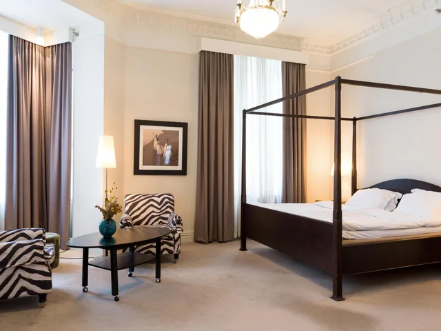 جناح جونيور، Elite Hotel Knaust 2/4