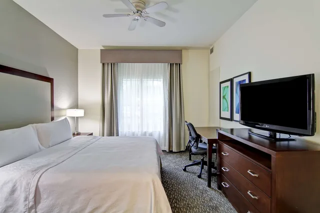 جناح بسرير كينج بحوض استحمام، Homewood Suites By Hilton Newark Cranford 2/8