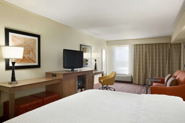 غرفة بسرير كينج مع أريكة، Hampton Inn Forrest City Ar 1/3
