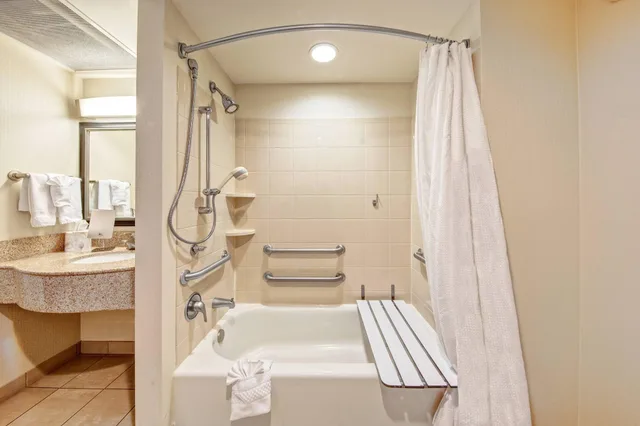 جناح بسرير كينج بغرفة نوم واحدة، Courtyard by Marriott Kansas City Country Club Plaza 3/3