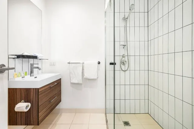 Upgrade, Efficiency, Queen Bed, Comfort Apartments Box Hill 3/5