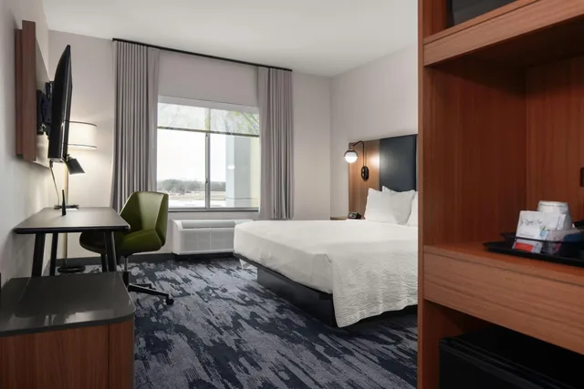 غرفة بسرير كينج بحوض استحمام لذوي الإعاقة، Fairfield Inn & Suites by Marriott Dallas McKinney 2/6