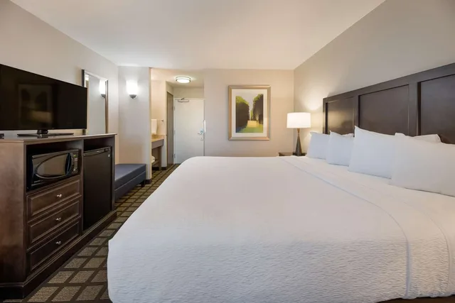 غرفة بسرير كينج، Best Western North Bryant Inn 3/10