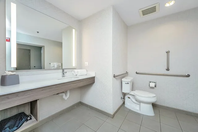 غرفة قياسية بسريرين كوين لذوي الإعاقة، Holiday Inn Express Hotel And Suites Charleston Arpt Conv Ctr Area 4/7