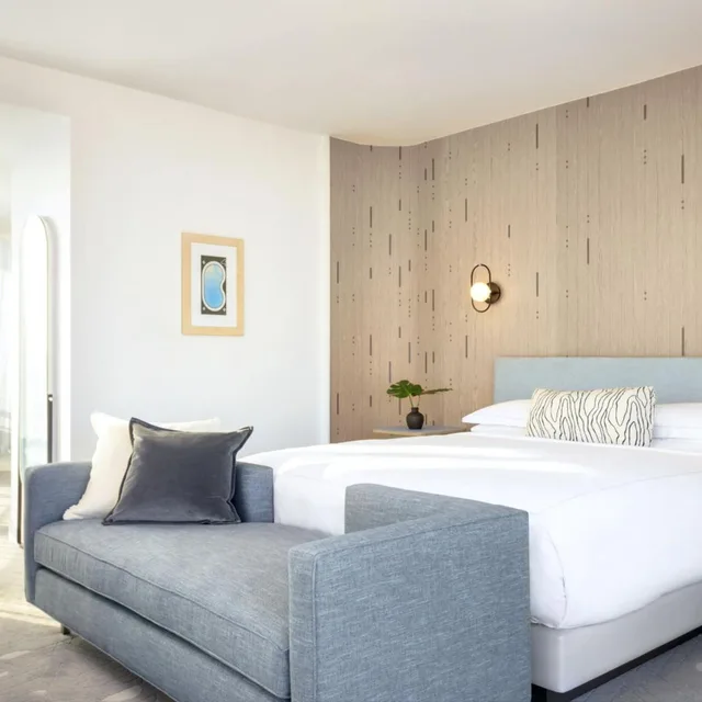 غرفة بريميوم ركنية بسرير كينج بشرفة، Kimpton Hotel Palomar South Beach 1/3