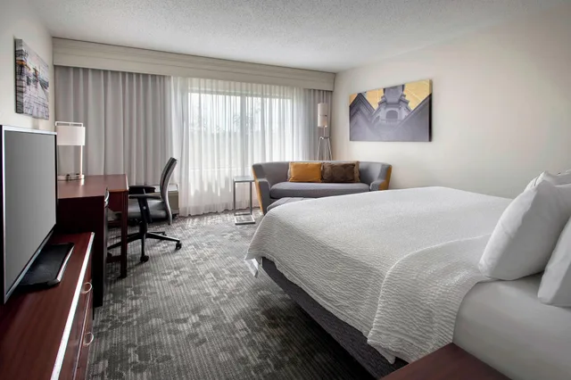 غرفة بسرير كينج، Courtyard By Marriott Princeton 1/3