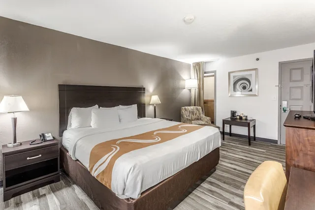 غرفة قياسية بسرير كينج، Quality Inn University 1/3