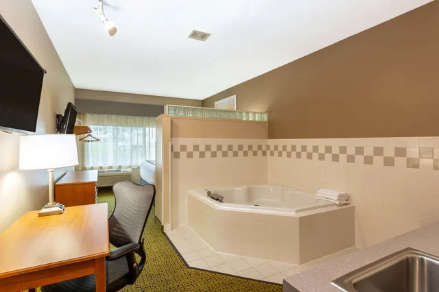 جناح ديلوكس بسرير كينج، Days Inn & Suites by Wyndham Madison 10/10