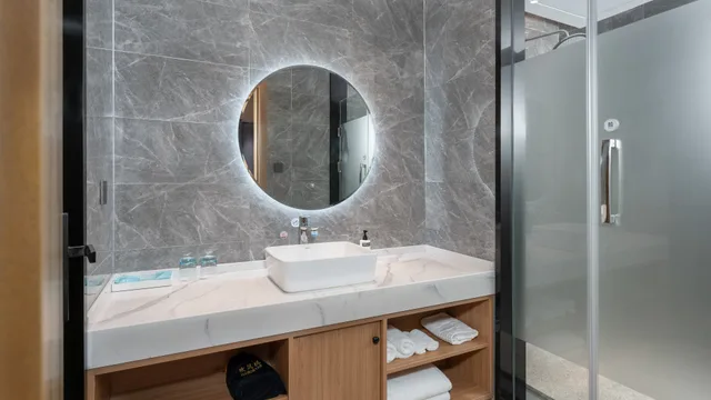 غرفة قياسية بسرير كينج بإطلالة على الجبل، Holiday Inn Express Huangshi Cihu Lake 2/2
