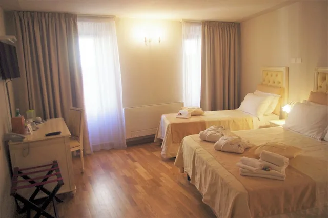 غرفة ديلوكس ثلاثية بسرير كينج وسرير فردي بإطلالة على المدينة، Hotel Volterra In 1/1